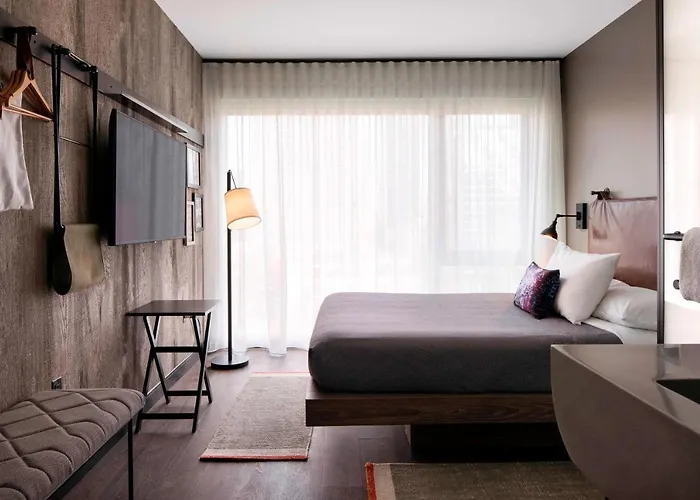 Moxy Downtown 3*