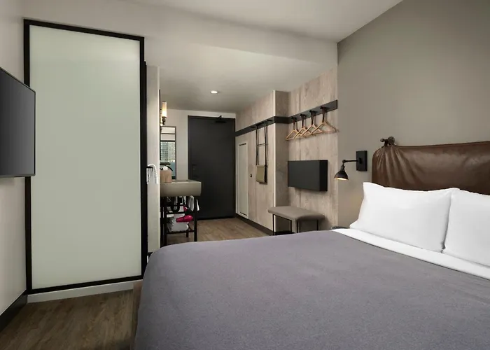 Hotel Moxy Downtown 3*