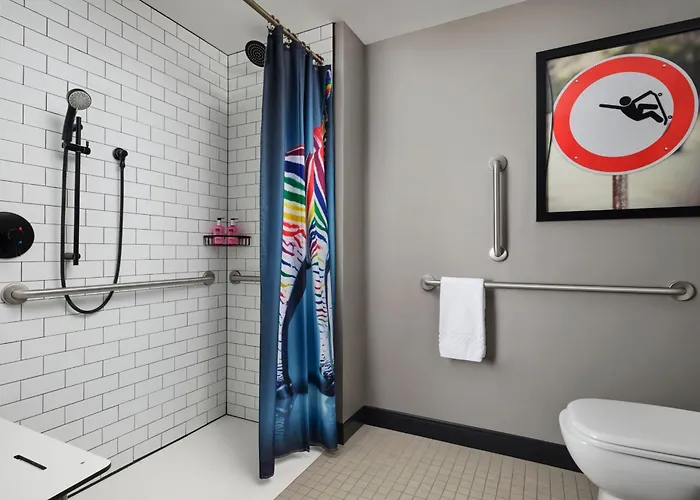 Moxy Downtown Hotel 3*
