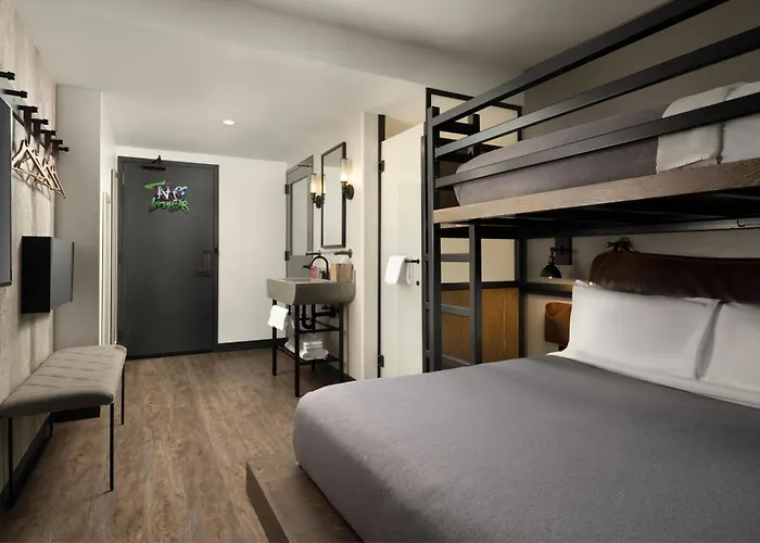 Hotel Moxy Downtown Chicago