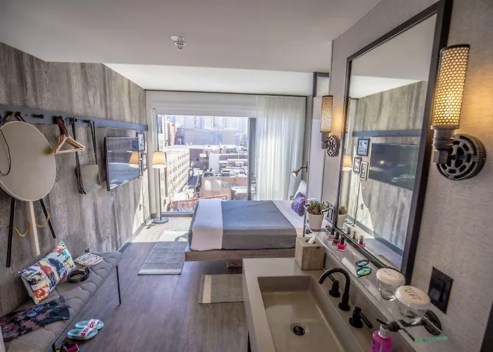 Moxy Downtown 3*