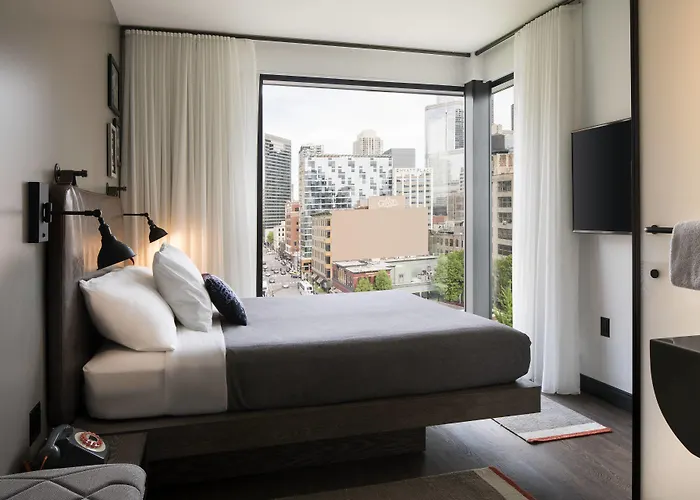 Moxy Downtown Hotel 3*