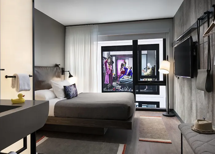 Hotel Moxy Downtown Chicago