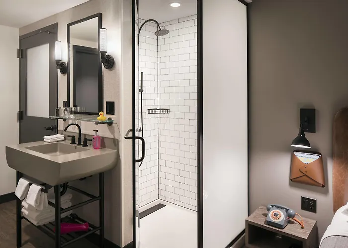 Hotel Moxy Downtown Chicago