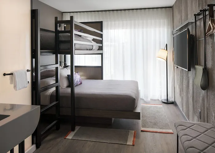 Hotel Moxy Downtown