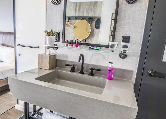 Hotel Moxy Downtown 3*