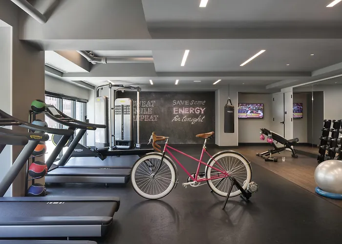 Moxy Downtown 3*