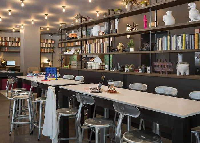 Moxy Downtown 3*