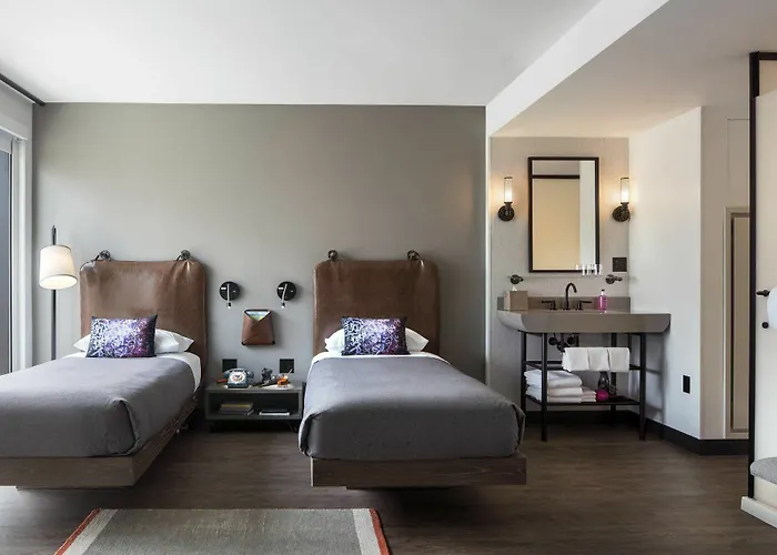 Moxy Downtown Hotel Chicago